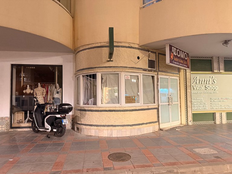 Local de Loco Kebab & Pizza en Fuengirola antes de la rotulación