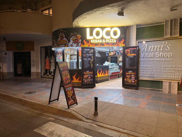 Loco Kebab & Pizza en Fuengirola después de instalar el rótulo luminoso y la rotulación