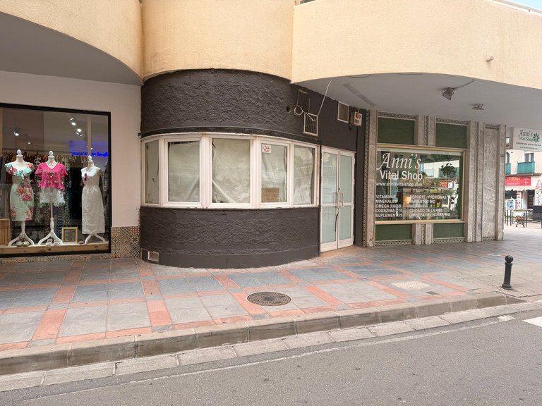 Proceso de renovación y preparación de la fachada de Loco Kebab & Pizza en Fuengirola